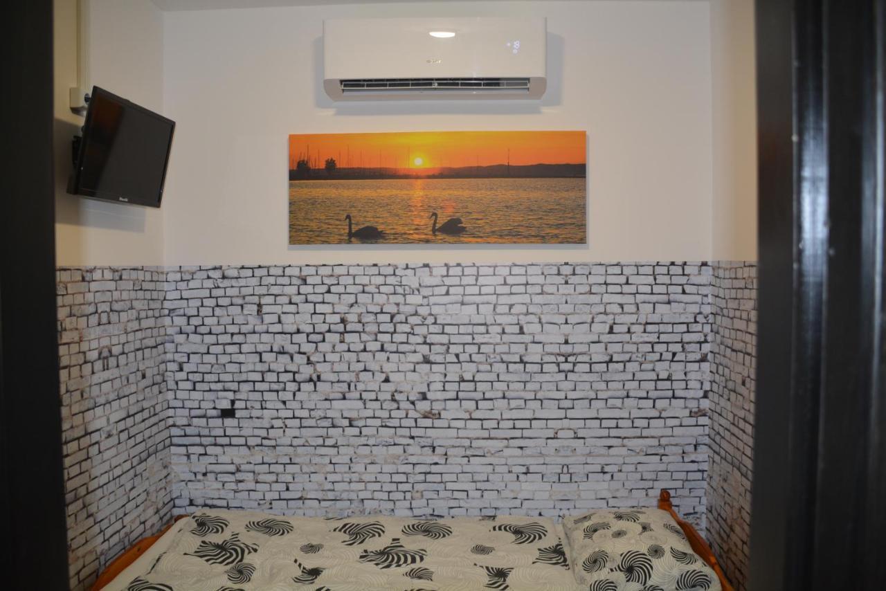 Kid Familia Panzio Balatonszarszo Bed & Breakfast ภายนอก รูปภาพ