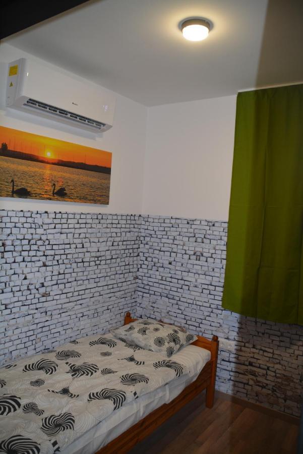 Kid Familia Panzio Balatonszarszo Bed & Breakfast ภายนอก รูปภาพ