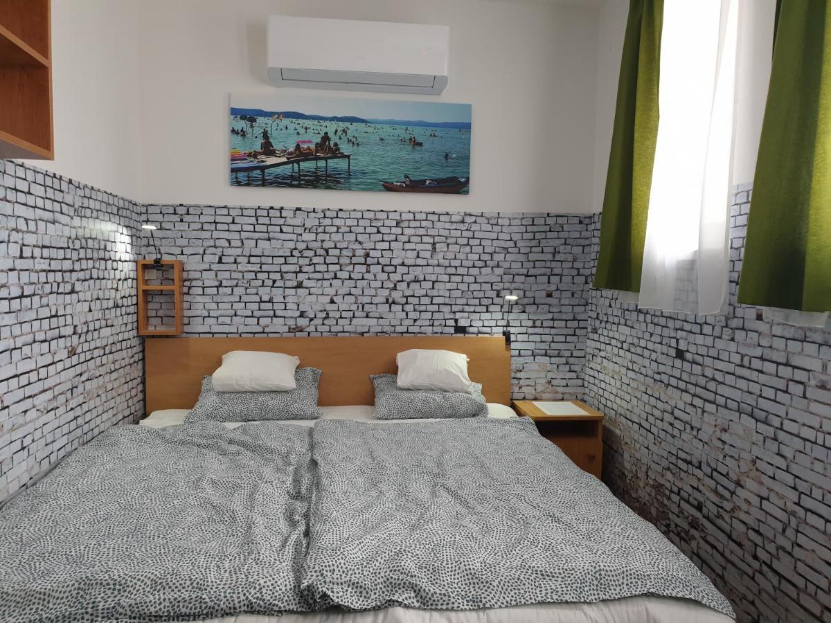 Kid Familia Panzio Balatonszarszo Bed & Breakfast ภายนอก รูปภาพ