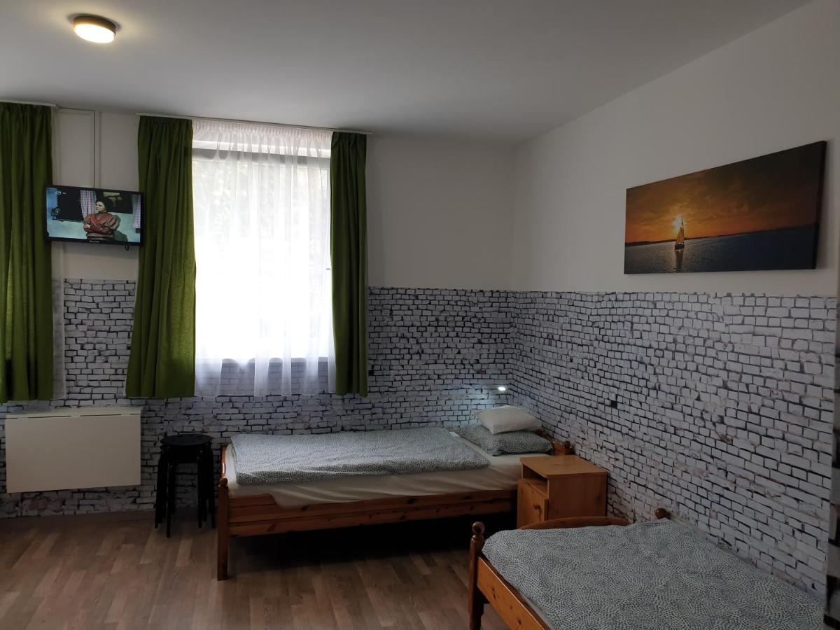 Kid Familia Panzio Balatonszarszo Bed & Breakfast ภายนอก รูปภาพ