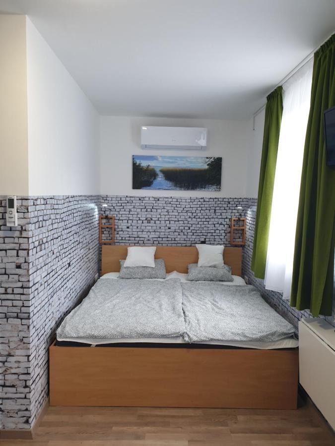 Kid Familia Panzio Balatonszarszo Bed & Breakfast ภายนอก รูปภาพ